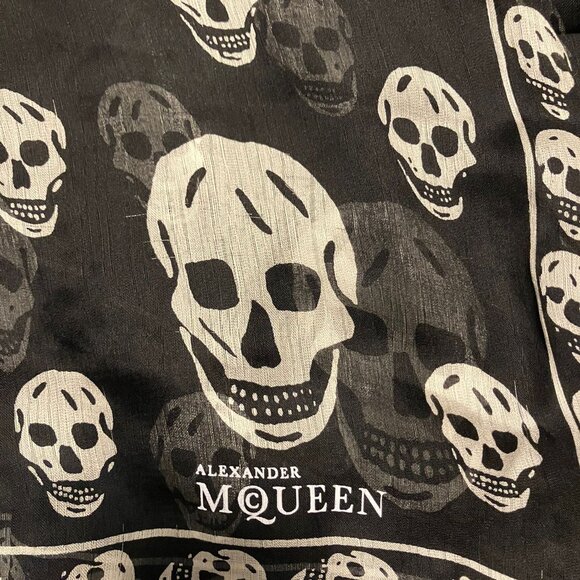 Alexander Mcqueen Classic silk skull scarf - Picture 2 of 4